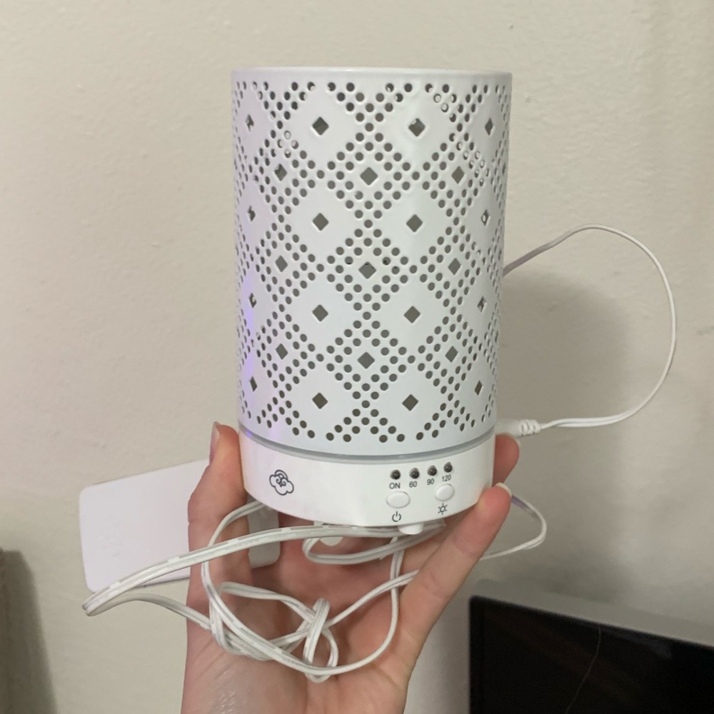 Color changing self timing essential oil diffuser